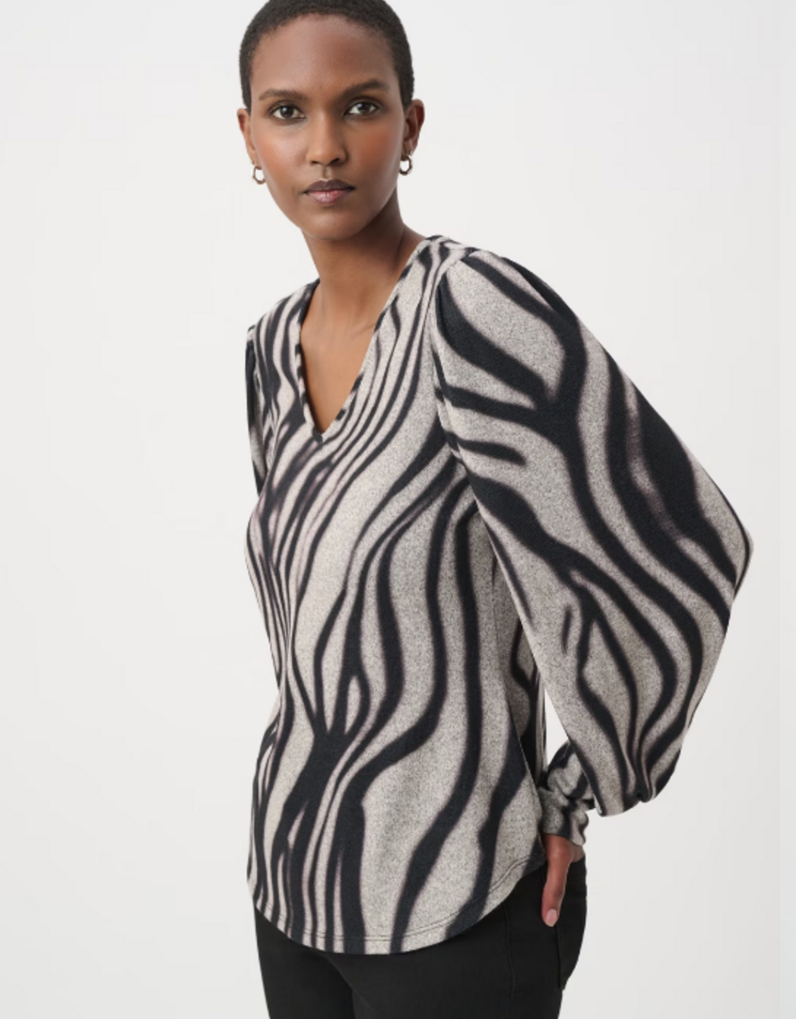 Joseph Ribkoff Joseph Ribkoff 264207 Grey/Black Wavy Print V-Neck Long Puff Sleeve Top