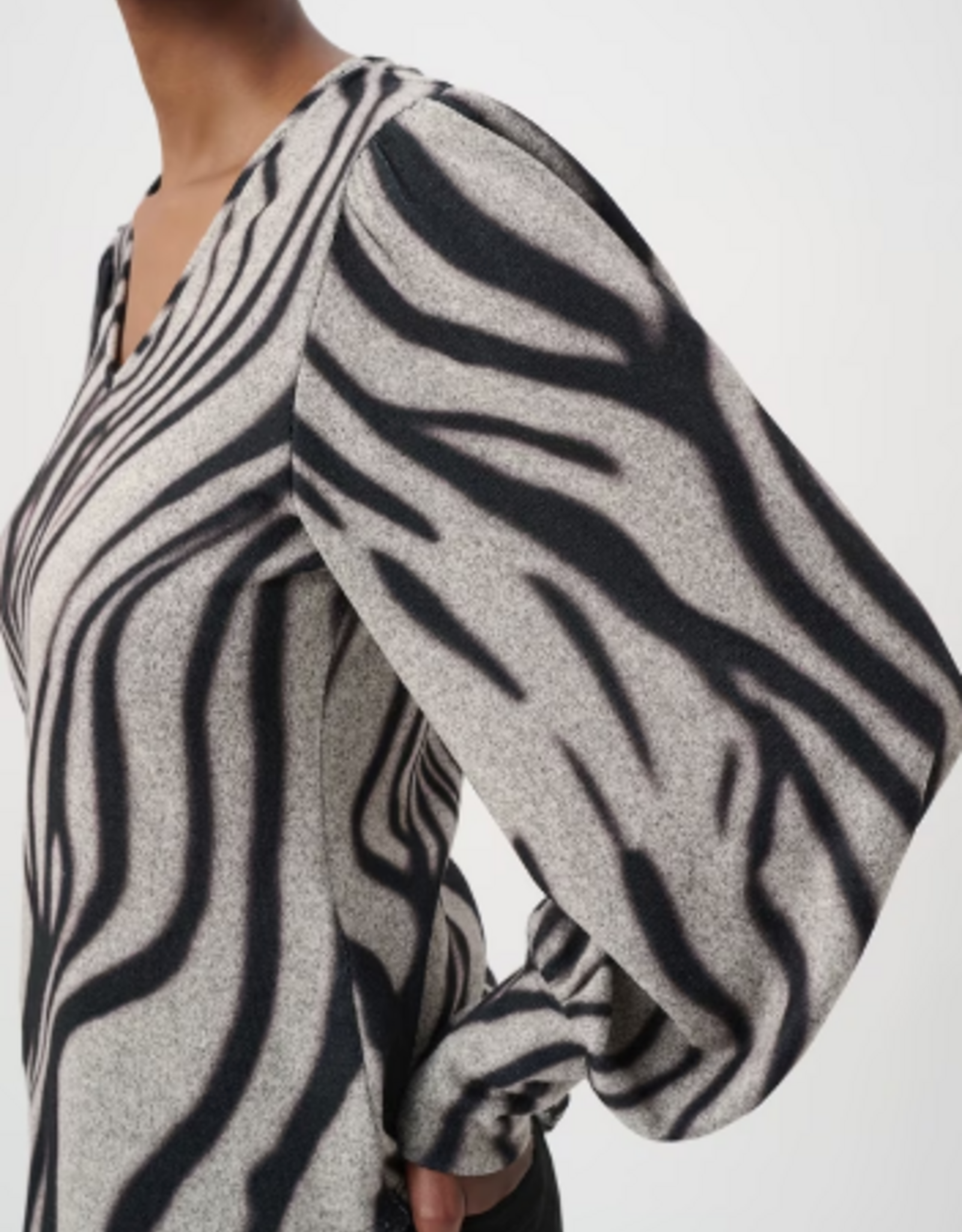 Joseph Ribkoff Joseph Ribkoff 264207 Grey/Black Wavy Print V-Neck Long Puff Sleeve Top