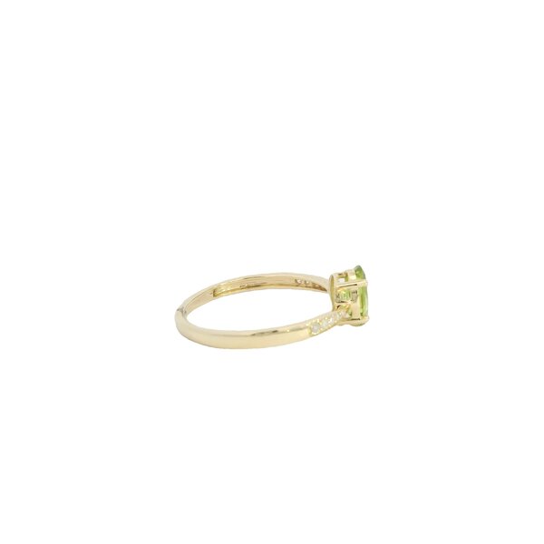 10K Yellow Gold .76ct Oval Peridot .05ct Diamond Ring Size 6.5
