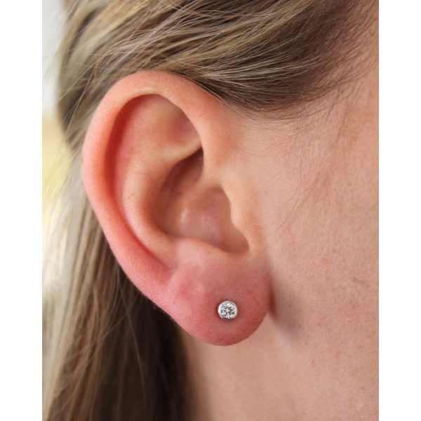 18K White Gold Early 2000's .20ct Diamond Bezel Post Earrings