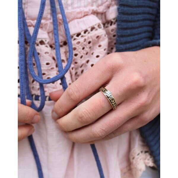 10K Yellow Gold 1980's .05ct Rhodium Detailed Diamond Black Hills Gold Ring Size 6.75