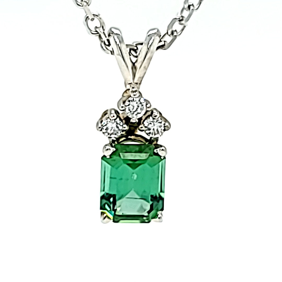 14KW 1.52CT Green Tourmaline Pendant Dia: 0.11cctw