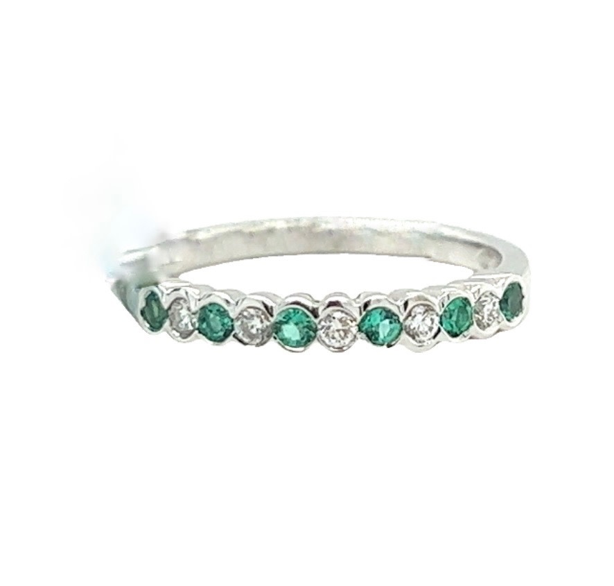 18KW 0.17TW Emerald and 0.13TW Diamond Ring