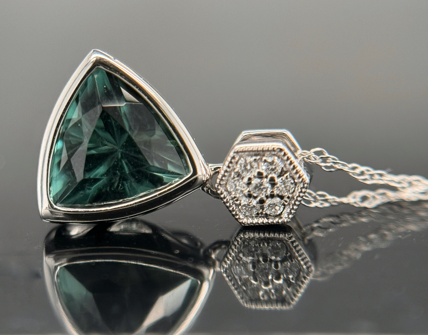 14KW 1.48CT Green Garnet Pendant