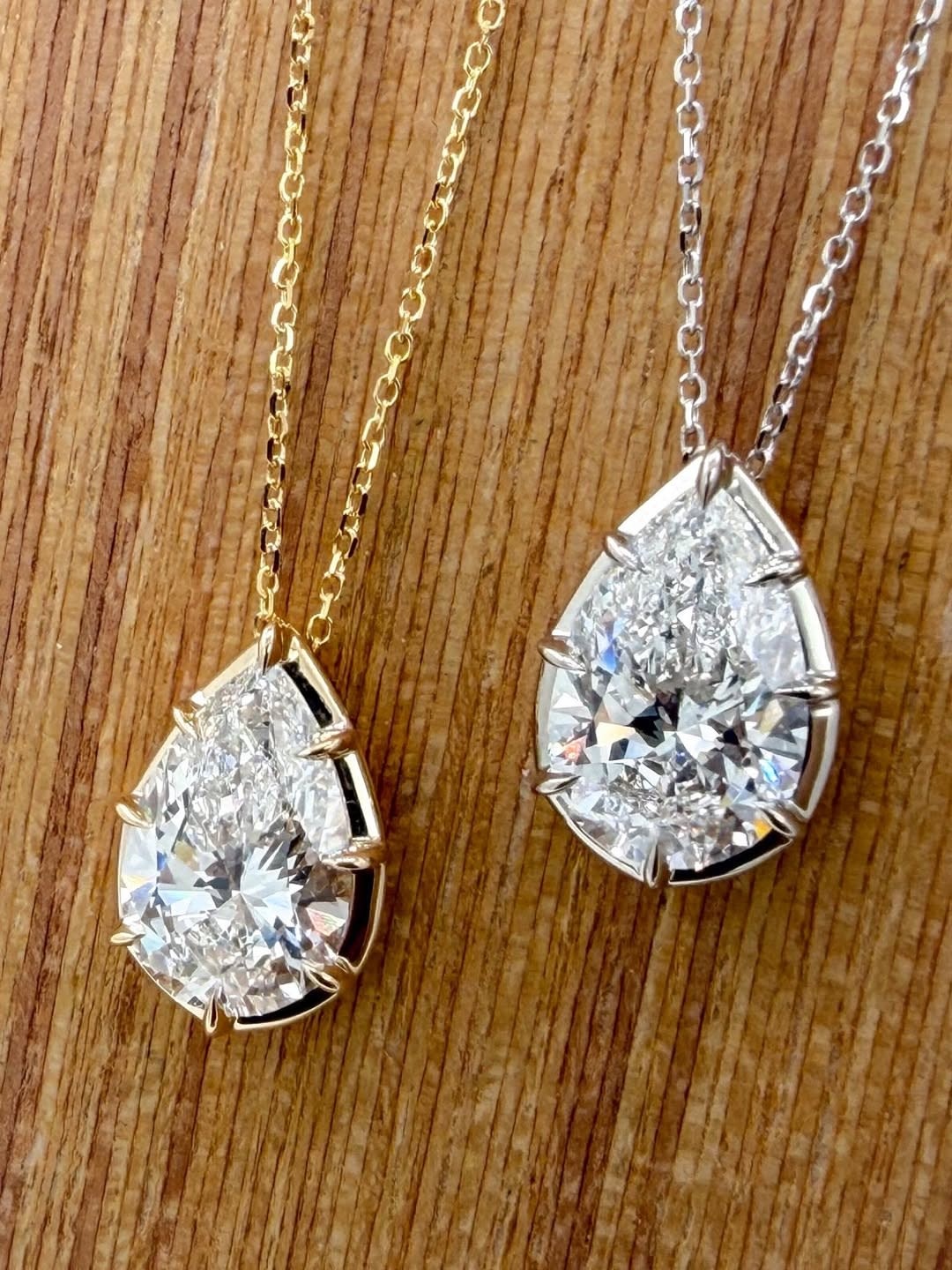 3.10 CT F VVS2 Pear Pendent in 14KW on a "16 Cable Chain