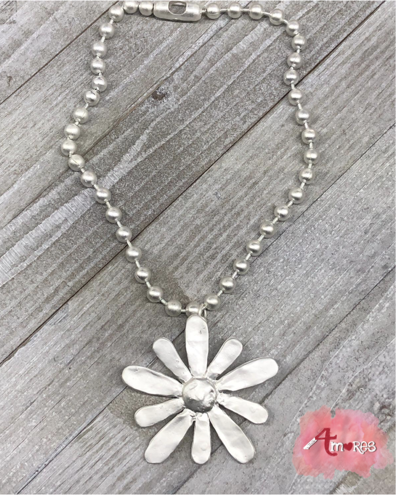 Big Flower 4 Amores Necklace