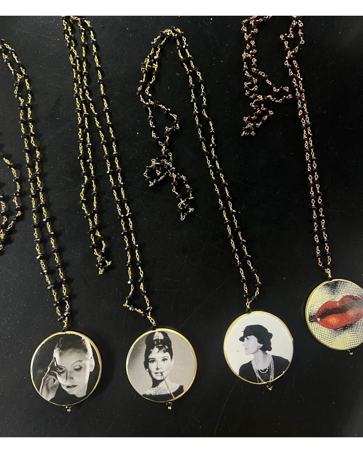 Divas 32" onix Necklace
