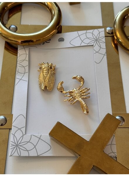 Set of  2 pins scorpio