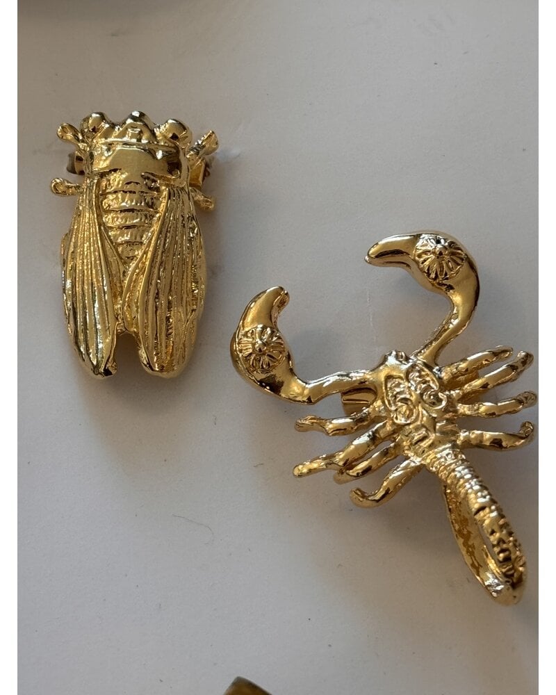 Set of  2 pins scorpio