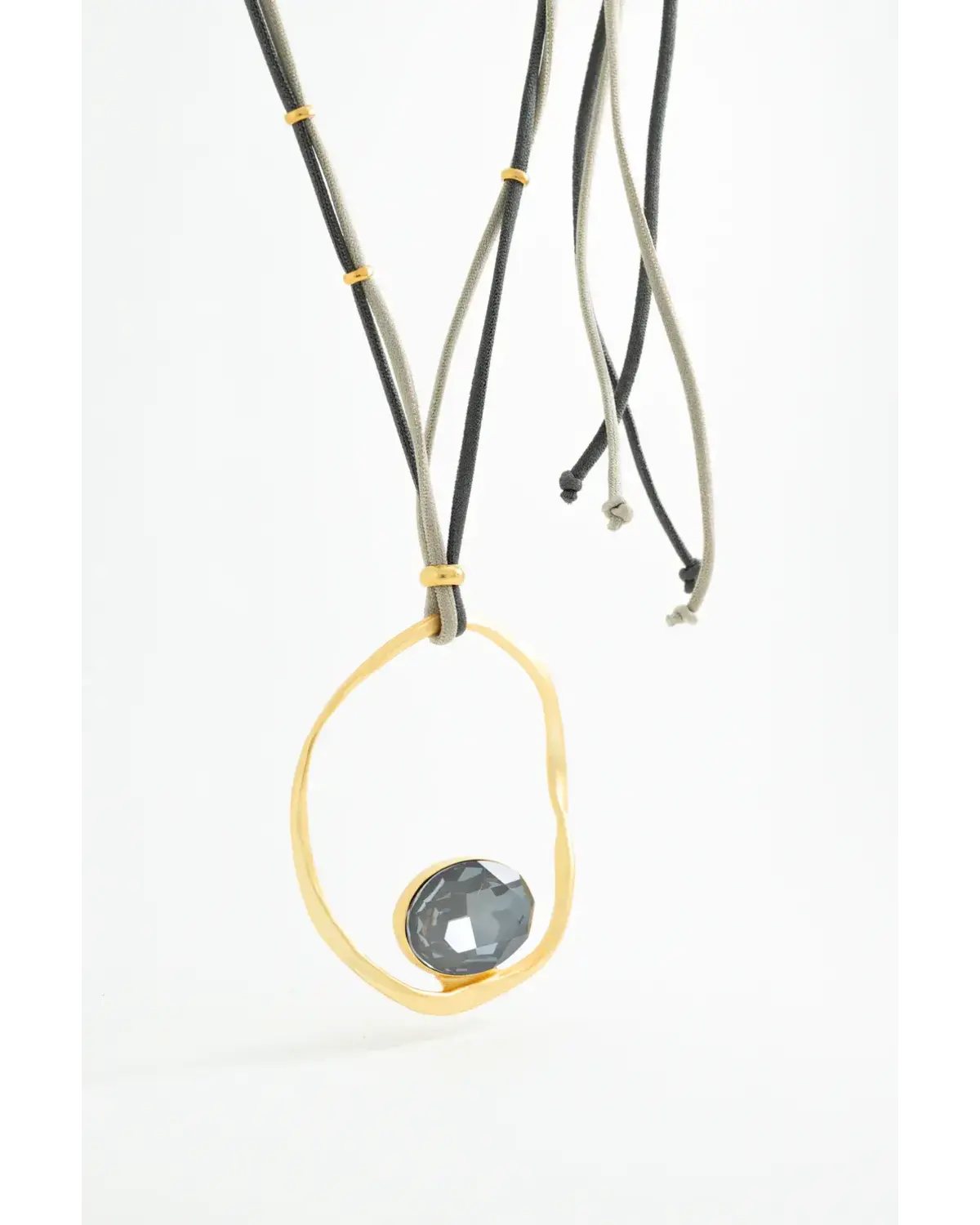 Collar de Cordón y Aro Irregular