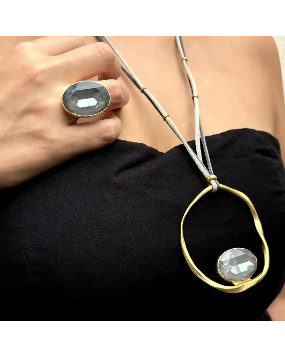 Collar de Cordón y Aro Irregular