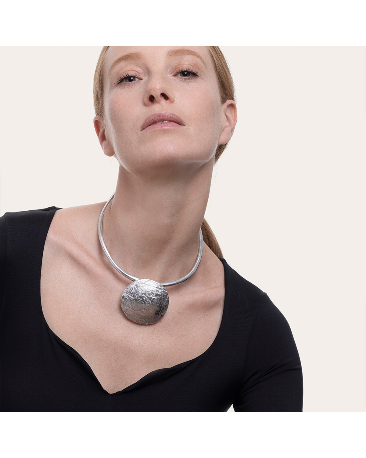 AL02226COLLIER RIGIDE PETIT RONDE BRUT