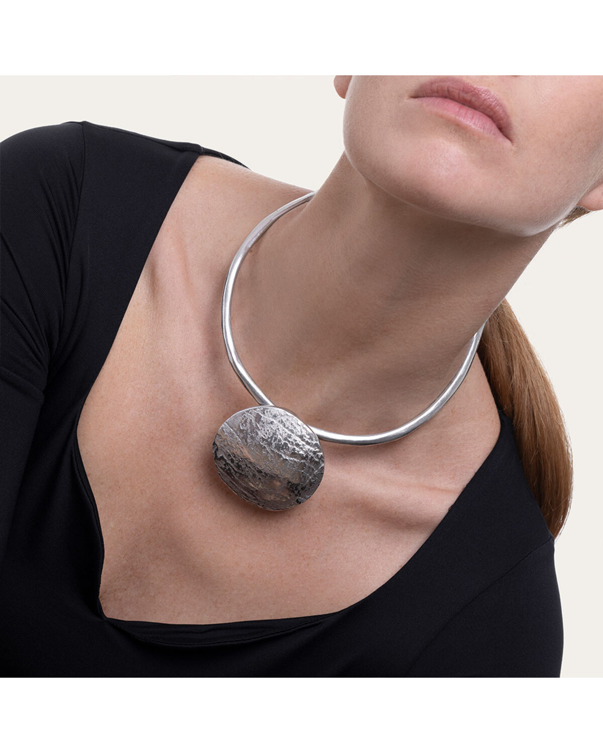 AL02226COLLIER RIGIDE PETIT RONDE BRUT