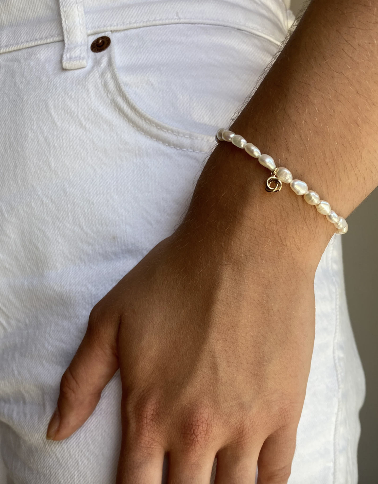 Flora Ciccarelli Flora Ciccarelli- 22A -002 Bracelet 6" en perle avec breloques / noeud