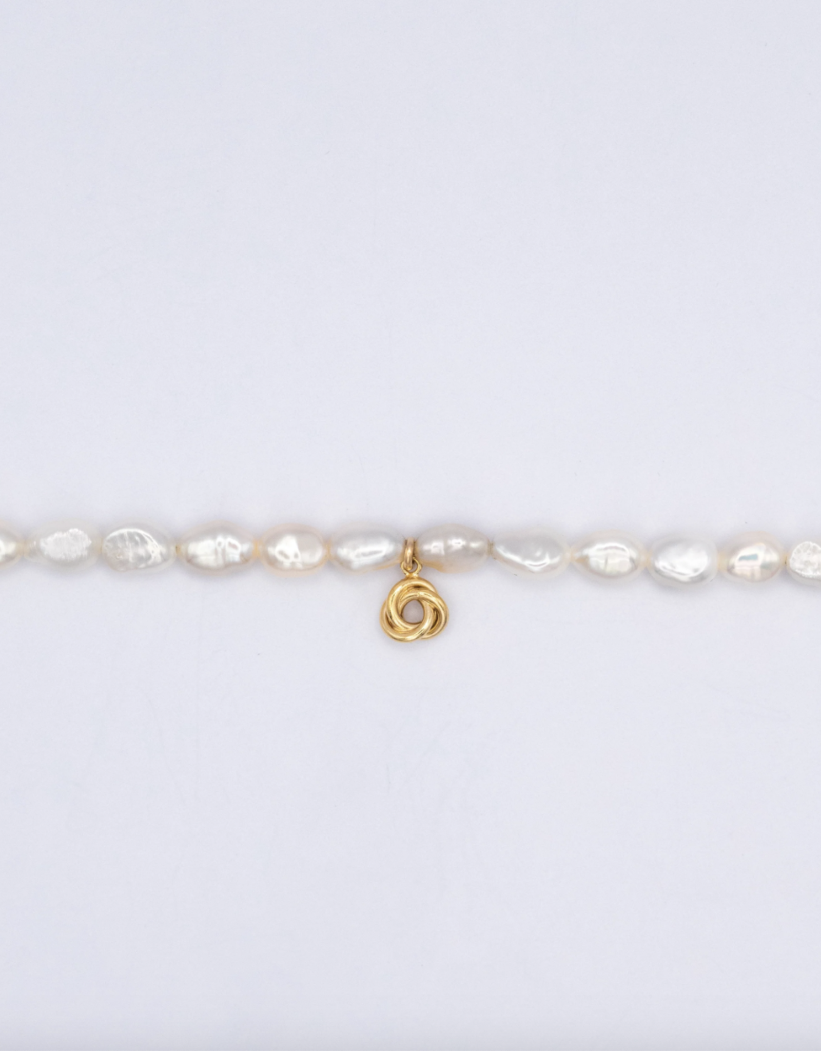 Flora Ciccarelli Flora Ciccarelli- 22A -002 Bracelet 6" en perle avec breloques / noeud