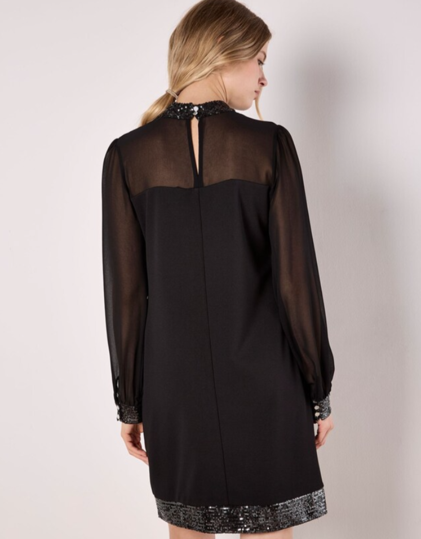 Apricot Apricot -  Robe détails Paillettes cou manches longues FW25