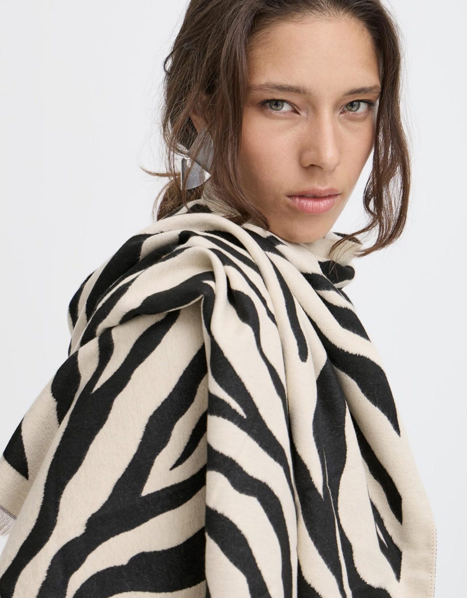 b. young b. young- Byvibra Scarf FW25