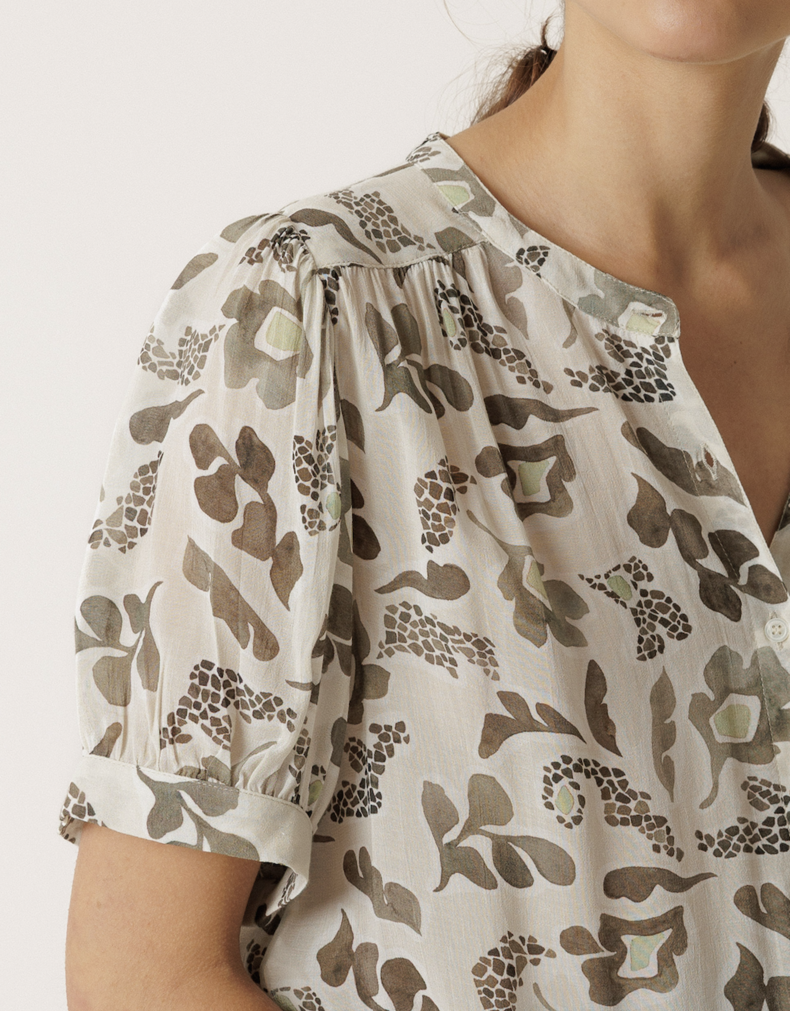 Indi & Cold Indi & Cold - VV26AD116 Maxi Chemise Fleuri SS26