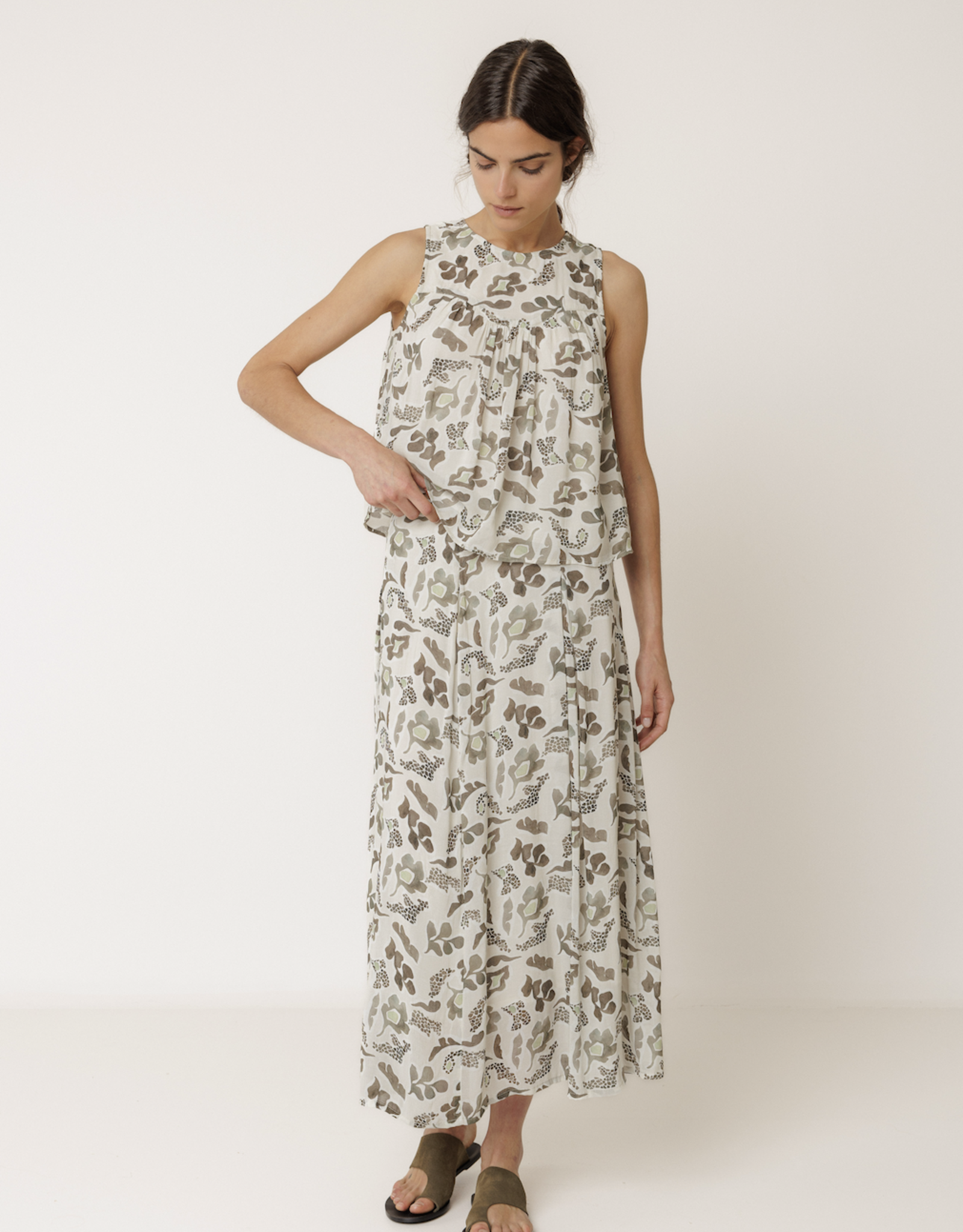 Indi & Cold Indi & Cold - VV26AD117 Sleeveless Flower Top SS26