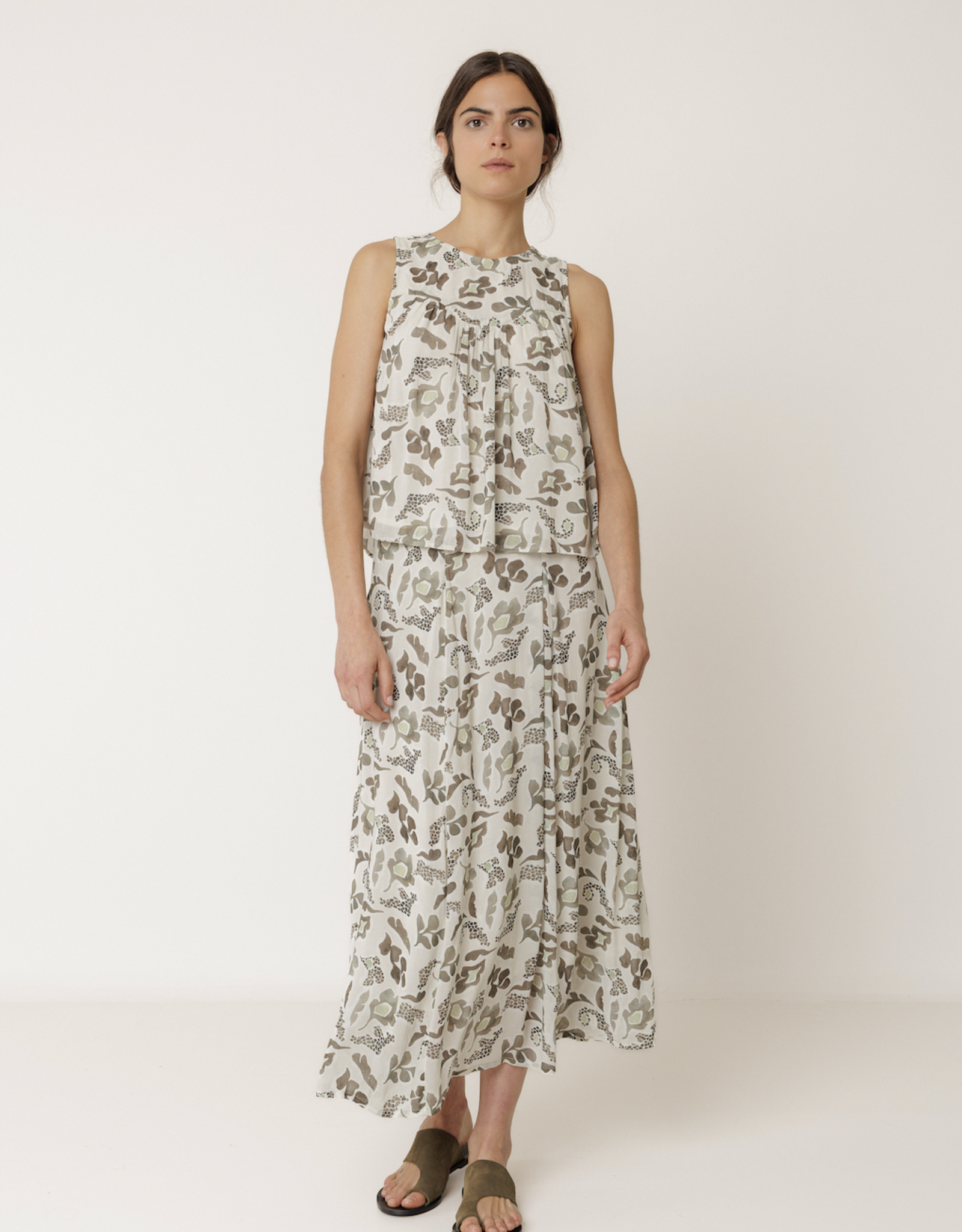 Indi & Cold Indi & Cold - VV26AD117 Sleeveless Flower Top SS26