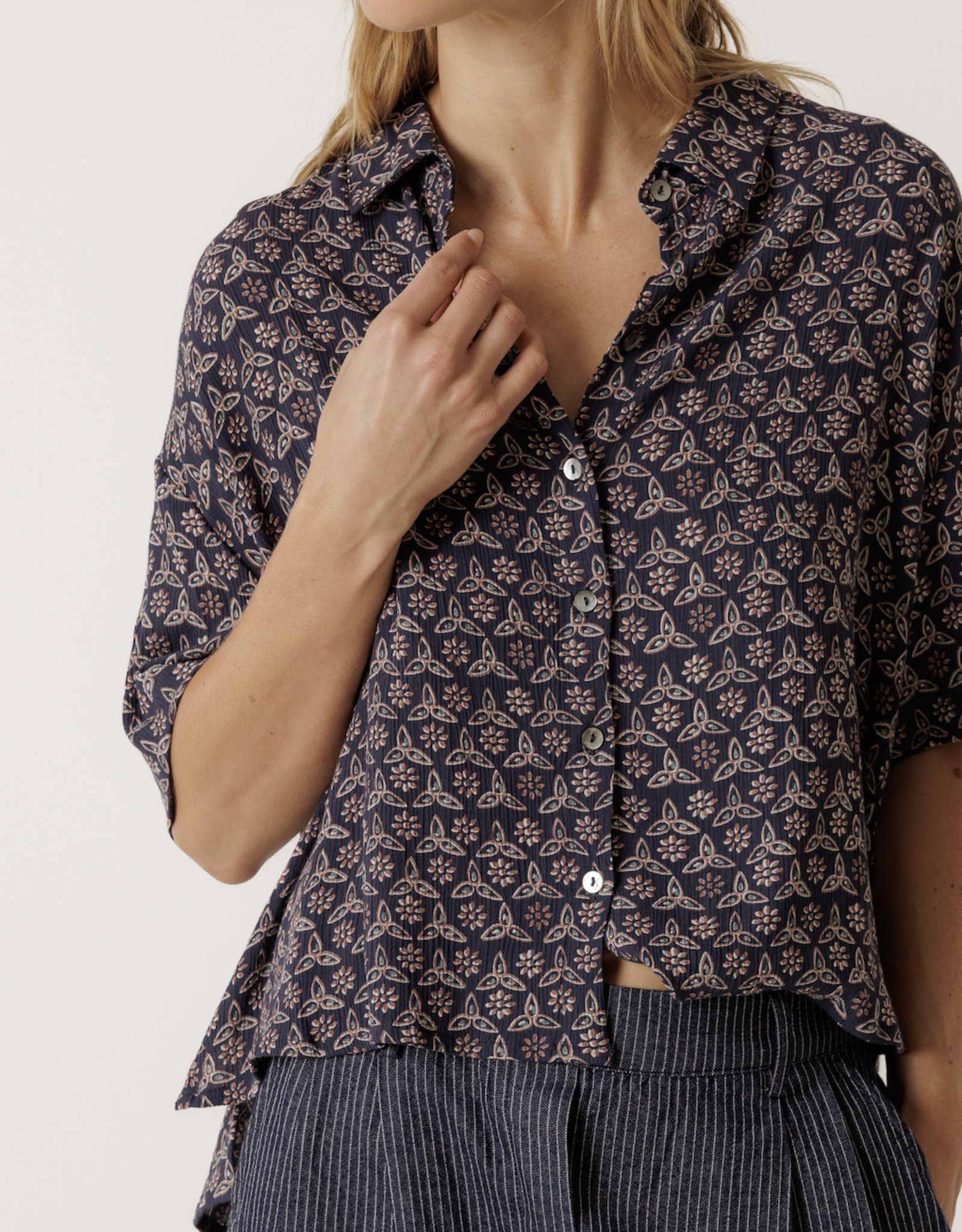 Indi & Cold Indi & Cold - VV26MI142 Oversize Block-Print Shirt SS26