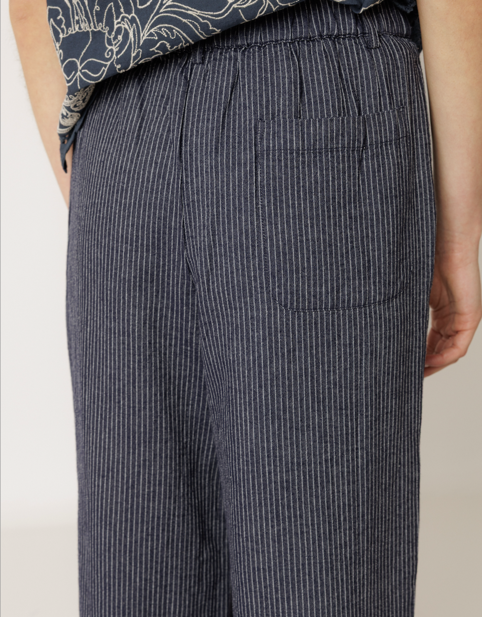 Indi & Cold Indi & Cold - VV26MI270 Pleated Pinstripe Trouser SS26