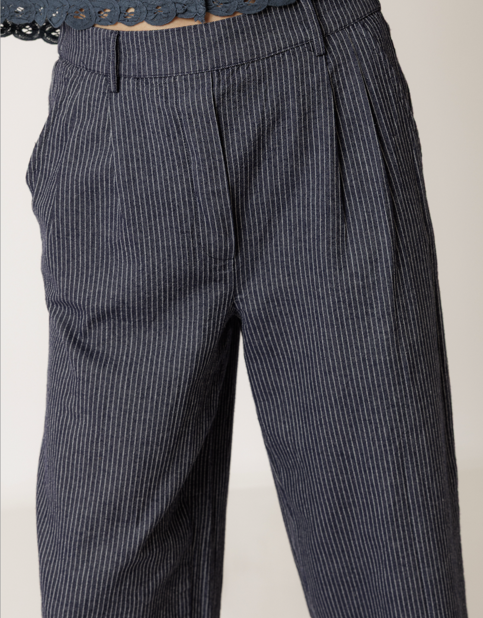 Indi & Cold Indi & Cold - VV26MI270 Pleated Pinstripe Trouser SS26