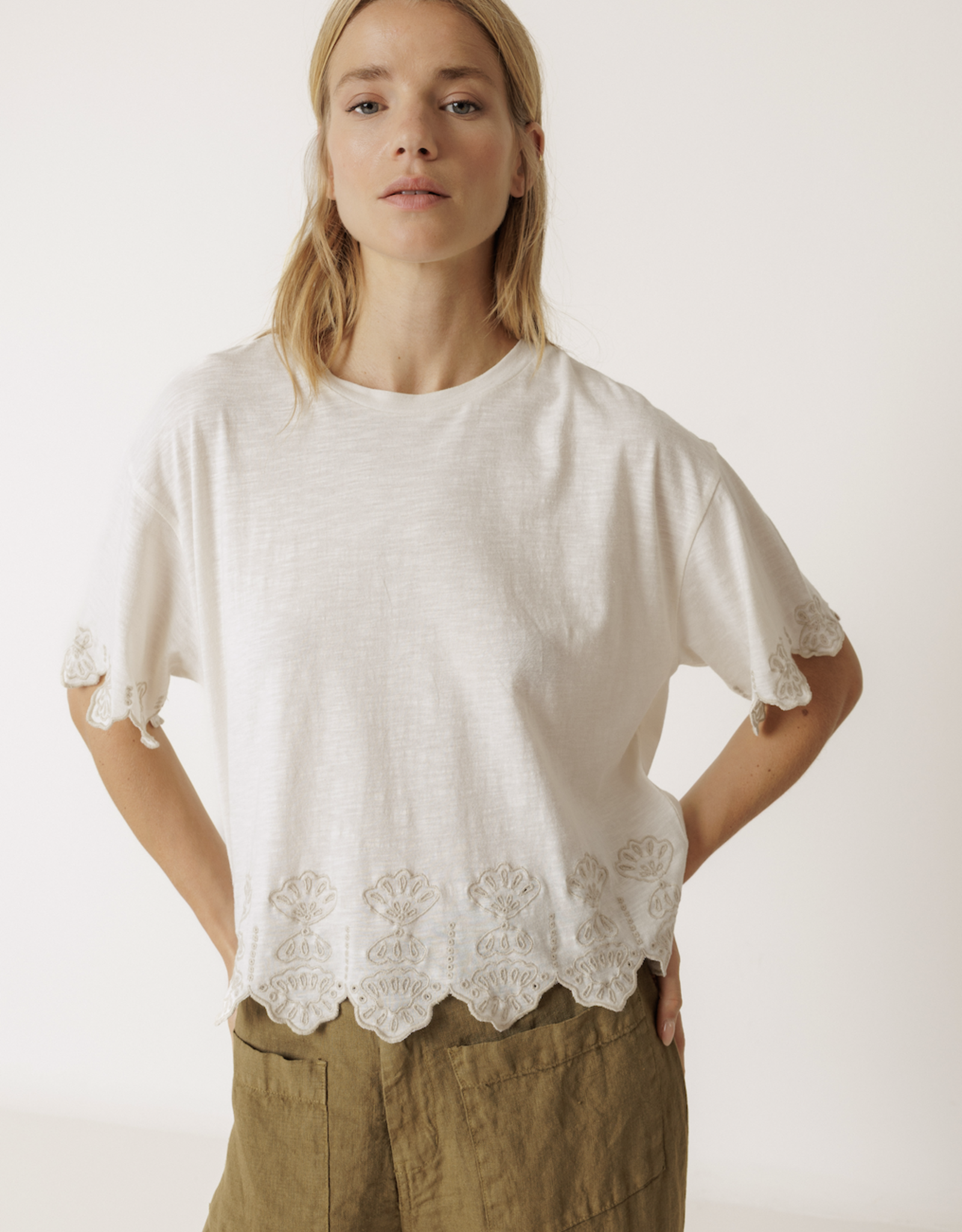 Indi & Cold Indi & Cold - VV26SK430 Boxy Embroidered Tee SS26