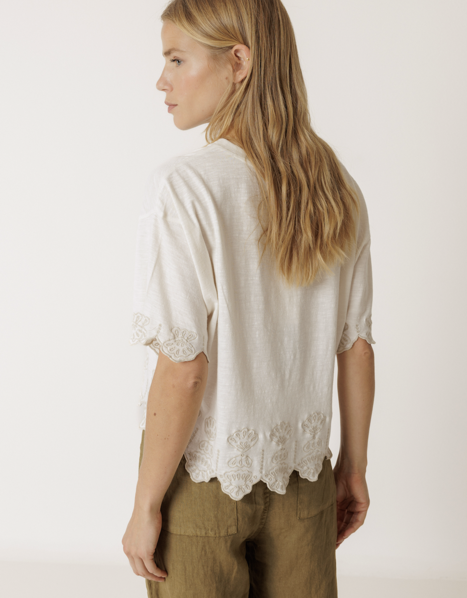 Indi & Cold Indi & Cold - VV26SK430 Boxy Embroidered Tee SS26