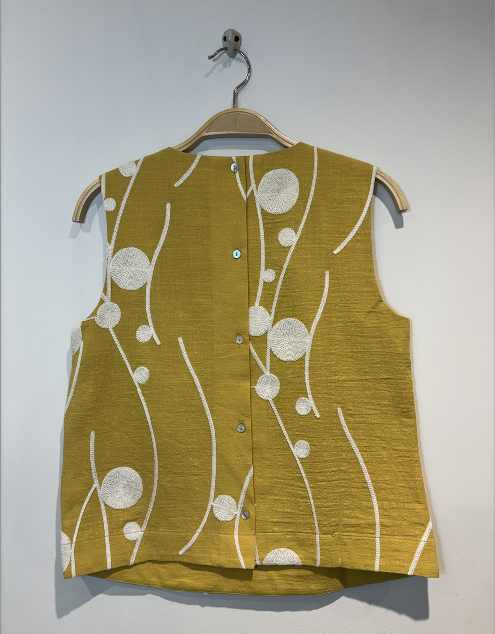 Liverpool Liverpool - LM8K53WV97 Sleeveless Button Back Woven Top SS26