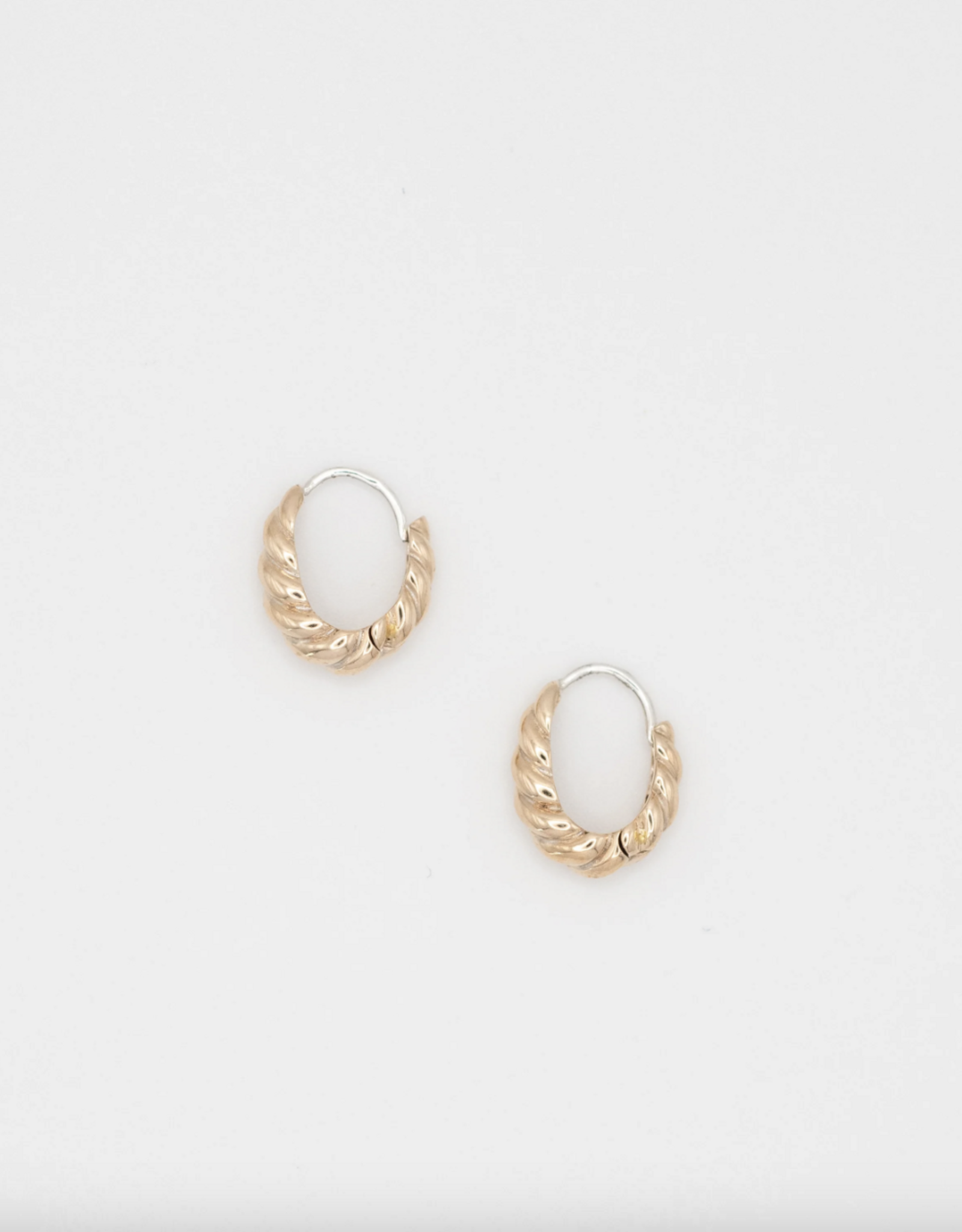 Flora Ciccarelli Flora Ciccarelli- 26p 104  gold earrings