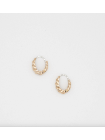 Flora Ciccarelli Flora Ciccarelli- 26p 104  gold earrings