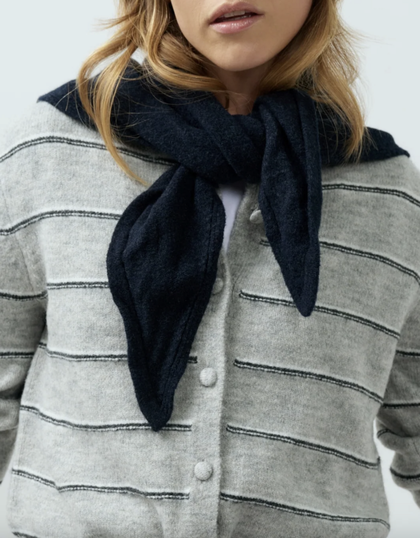 Yaya Yaya- Knitted triangle scarf 03510021
