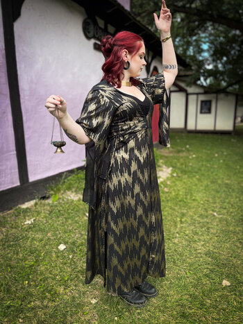 Nomad Cloak: Black/Gold Metallic Print