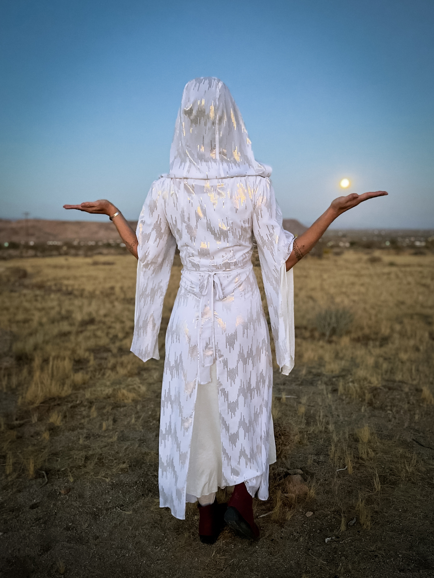 Nomad Cloak : White/Gold Sequin