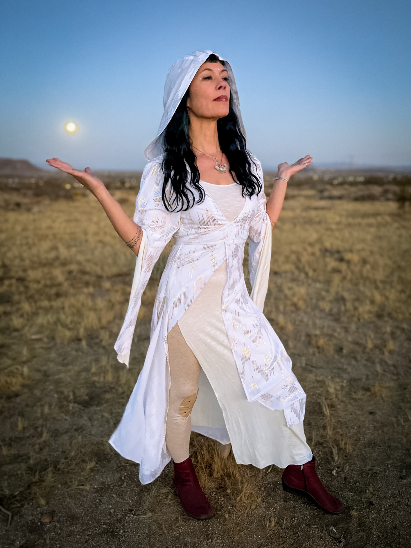 Nomad Cloak : White/Gold Sequin