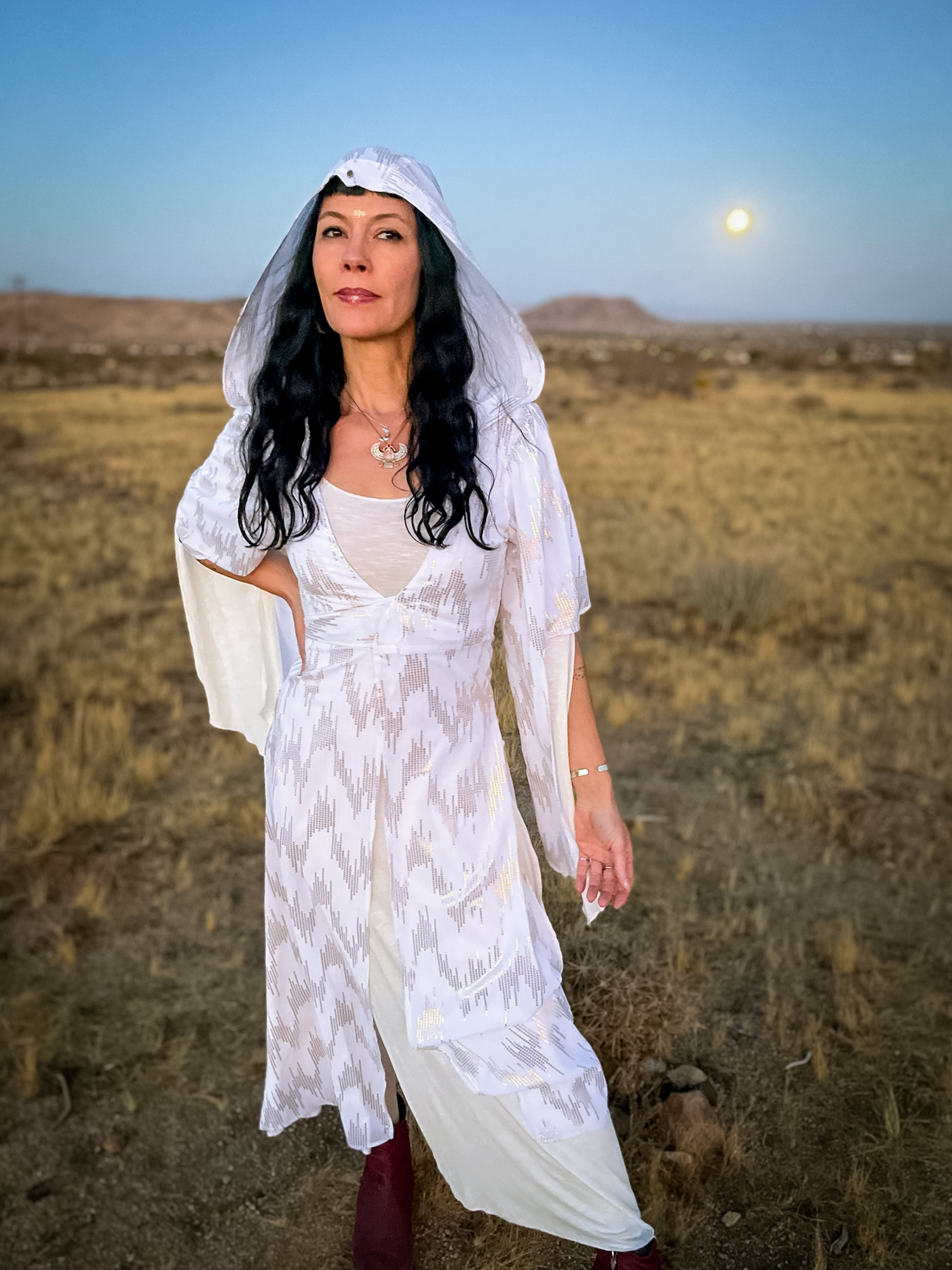 Nomad Cloak : White/Gold Sequin