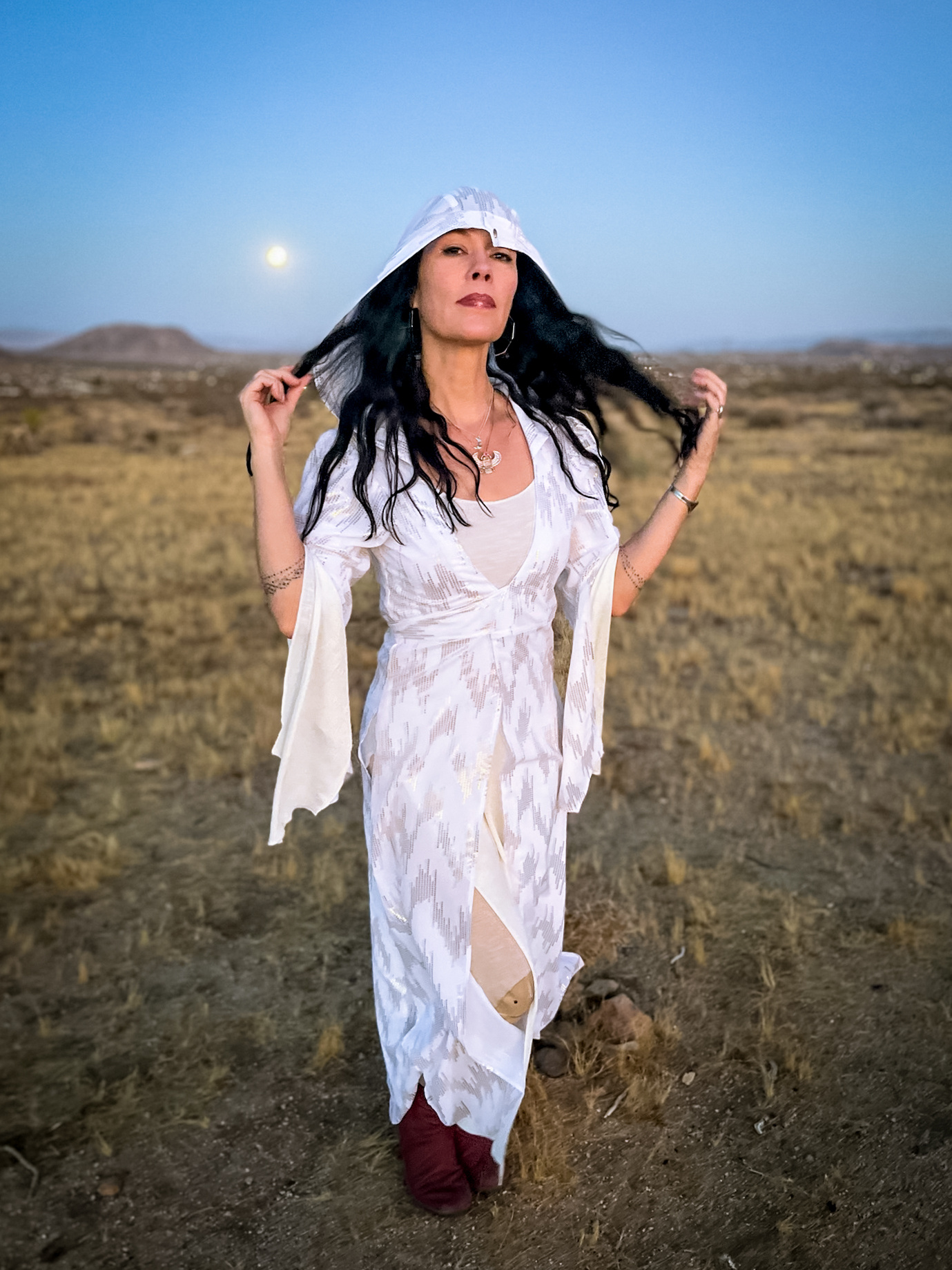 Nomad Cloak : White/Gold Sequin