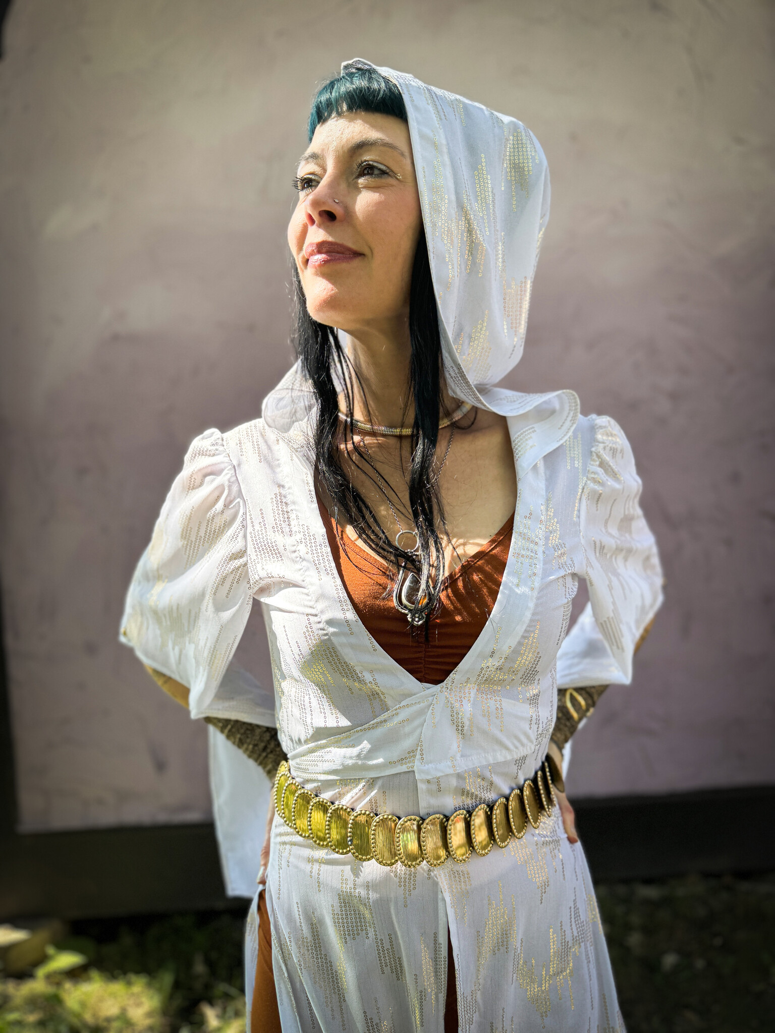 Nomad Cloak : White/Gold Sequin