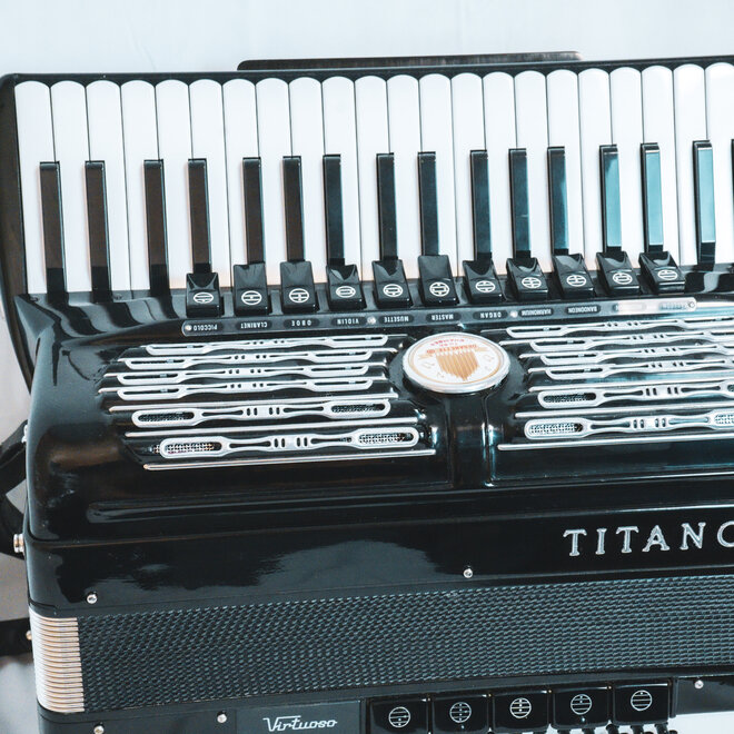 Titano Virtuoso Piano Accordion 120 Bass w/Case