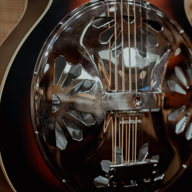 Gretsch G9220 Bobtail Round-Neck Acoustic-Electric Resonator w/Case