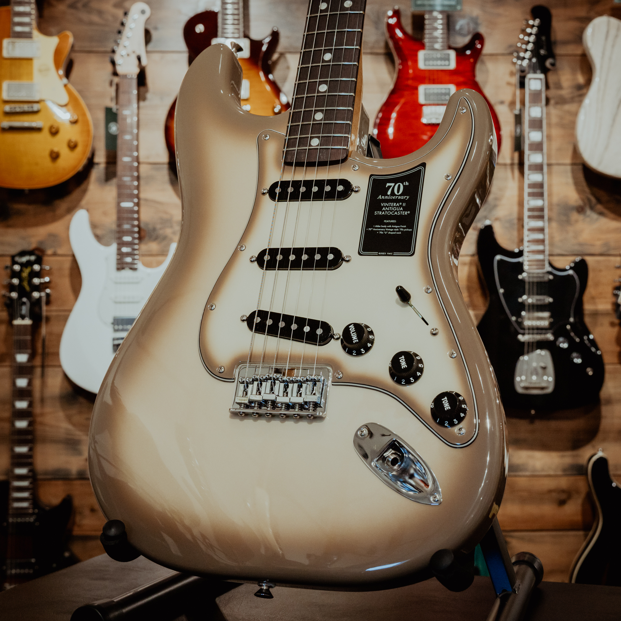 Fender フェンダー70th AnniversaryStratocaster Fender 70th Anniversary Vintera II Antigua Stratocaster