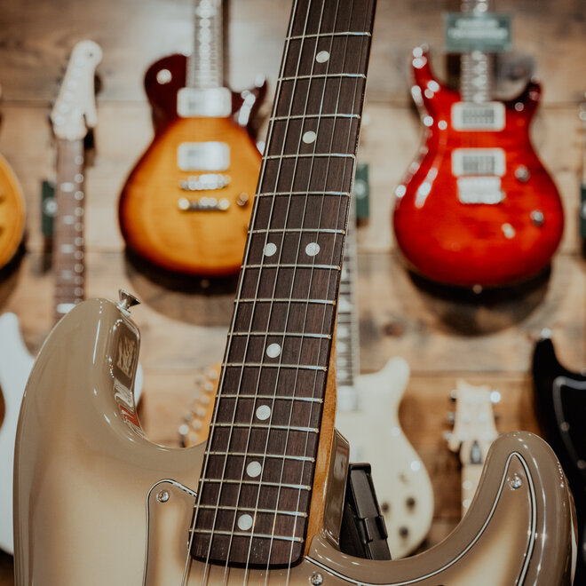 Fender 70th Anniversary Vintera II Antigua Stratocaster, Rosewood Fingerboard, Antigua, w/Vintage-Style Case