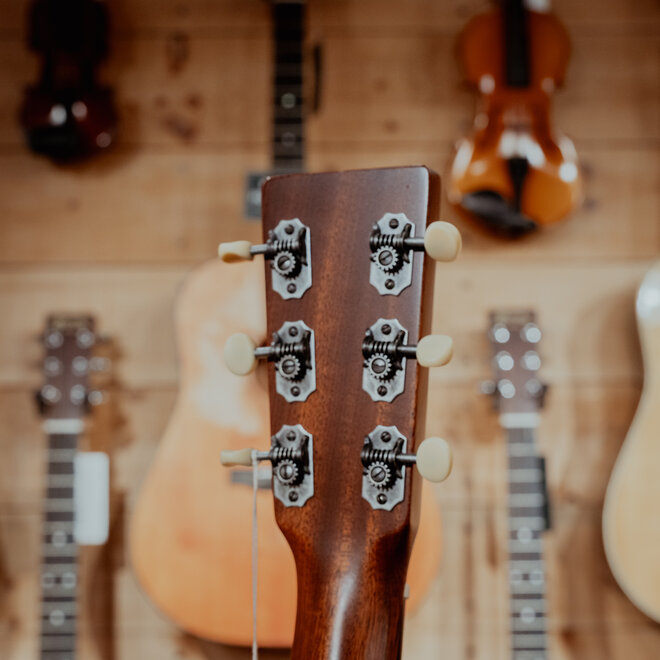 Martin CEO-7 Grand Concert Slope Shoulder Acoustic Guitar, Adirondack Spruce/Mahogany, w/Hardshell Case