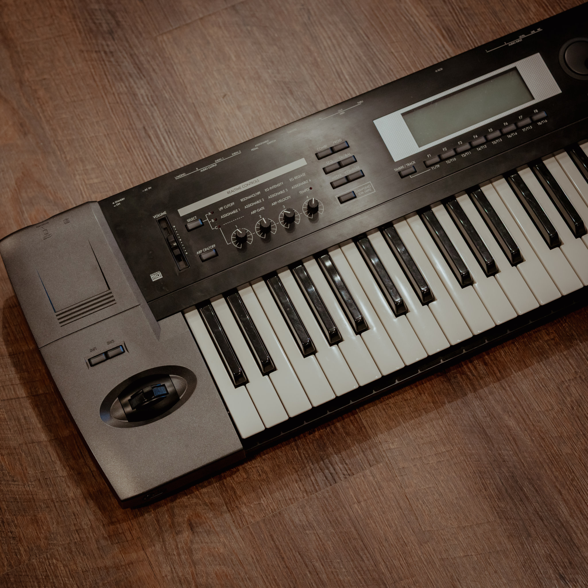 Korg TR61 61-Key Music Workstation Keyboard - Janzen
