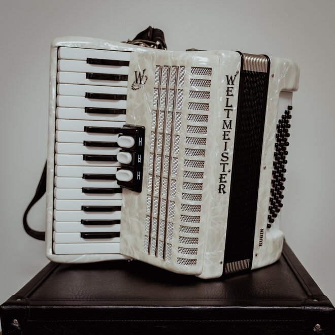 Weltmeister Rubin 60 Bass Accordion w/Case