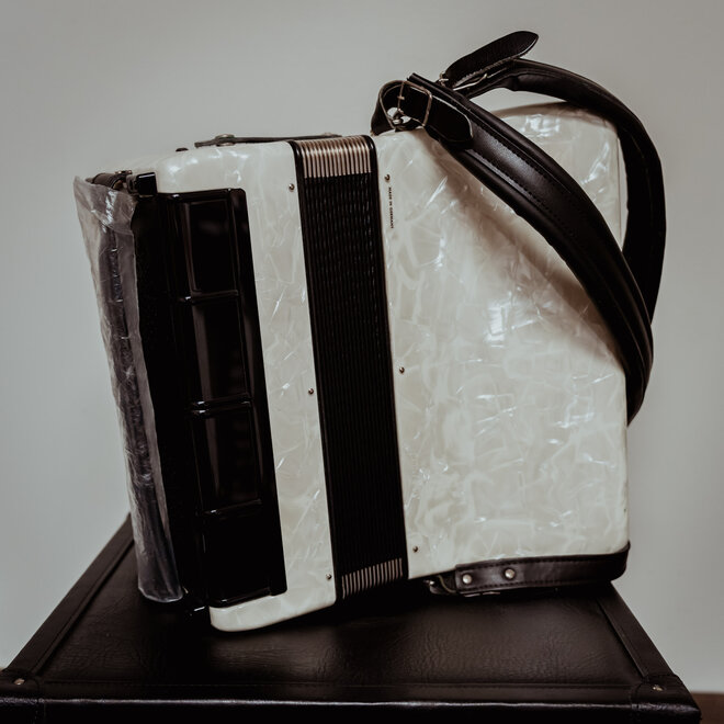 Weltmeister Rubin 60 Bass Accordion w/Case