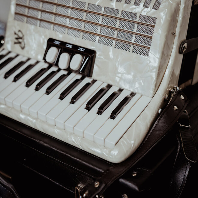 Weltmeister Rubin 60 Bass Accordion w/Case