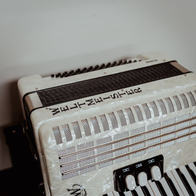 Weltmeister Rubin 60 Bass Accordion w/Case