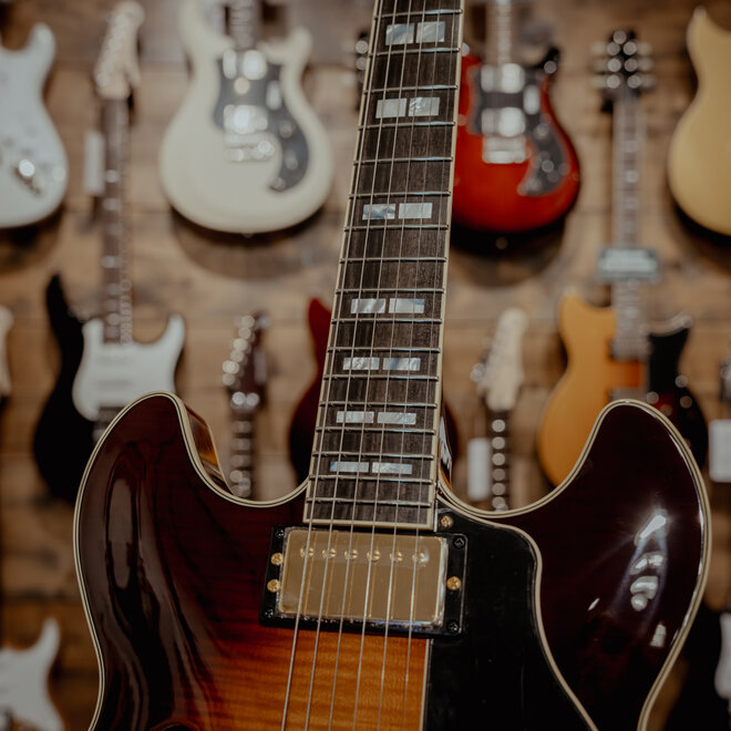 Yamaha SA2200 Semi-Hollowbody Electric Guitar, Violin Sunburst w/Deluxe Hardshell Case